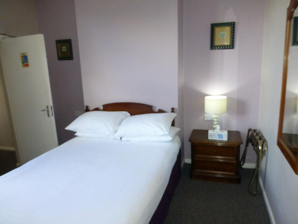Prince Hotel Сметуик Екстериор снимка