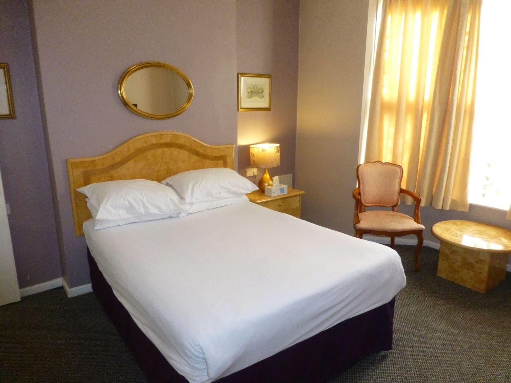 Prince Hotel Сметуик Екстериор снимка