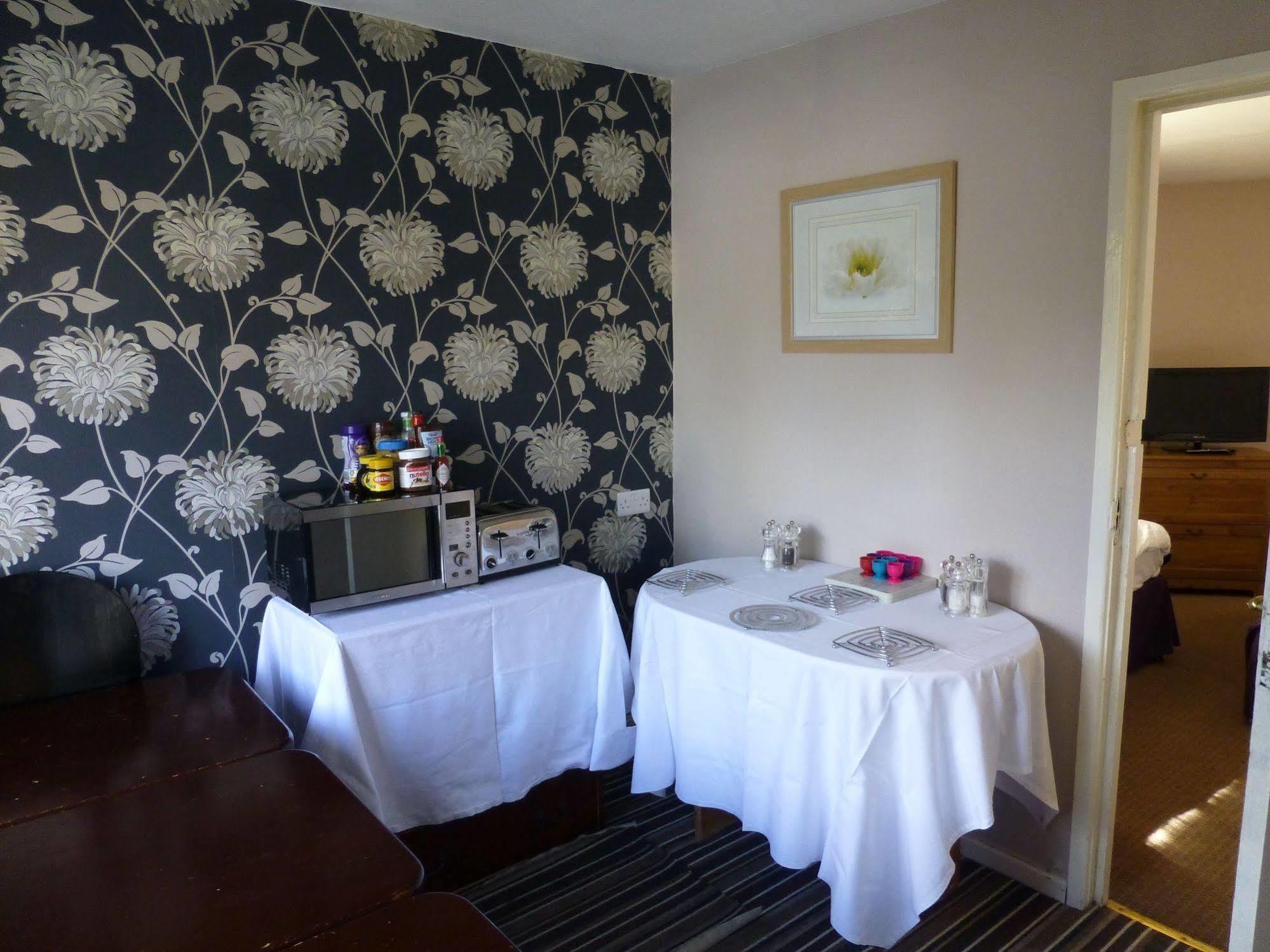 Prince Hotel Сметуик Екстериор снимка