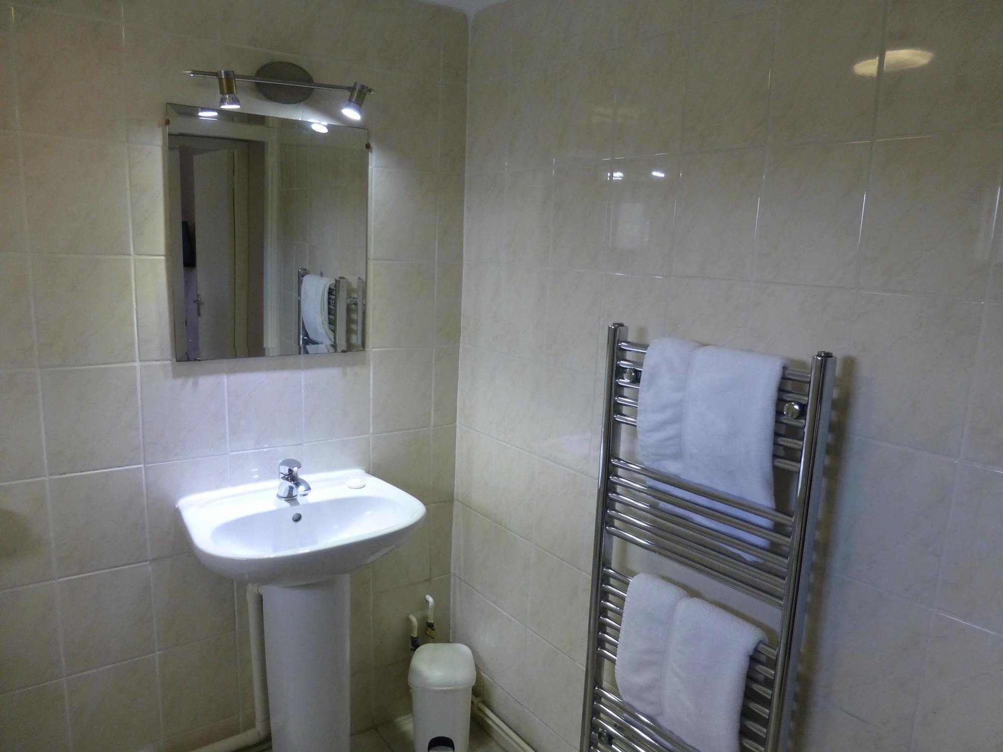 Prince Hotel Сметуик Екстериор снимка